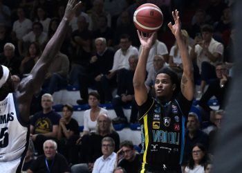 Tajion Jones al tiro con la Vanoli Cremona (da facebook.com/VanoliBasketCremona)
