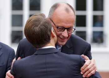 Il presidente francese Emmanuel Macron (di spalle) con il cancelliere tedesco Friedrich Merz (Ansa)