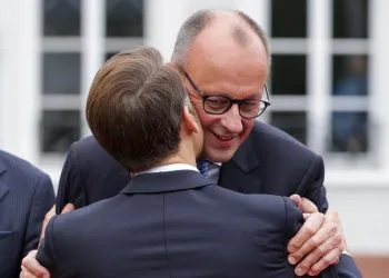Il presidente francese Emmanuel Macron (di spalle) con il cancelliere tedesco Friedrich Merz (Ansa)
