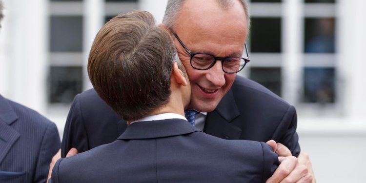 Il presidente francese Emmanuel Macron (di spalle) con il cancelliere tedesco Friedrich Merz (Ansa)