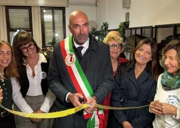 Francesca L'Abbate (H&M), Federica Pirovano (Progetto Arca), Vito Leccese sindaco di Bari, Luisa Verdoscia, Elisabetta Vaccarella, volontaria di InConTra all'inaugurazione del guardaroba solidale di Bari (Foto: comunicato)