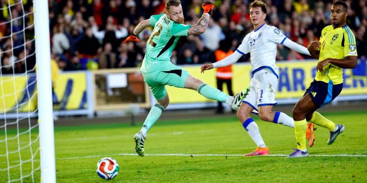 Fisnik Asllani in gol per il Kosovo contro la Svezia (Foto Ansa)