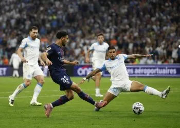 Emerson Palmieri del Marsiglia prova a fermare Zaire-Emery del PSG (Foto Ansa)