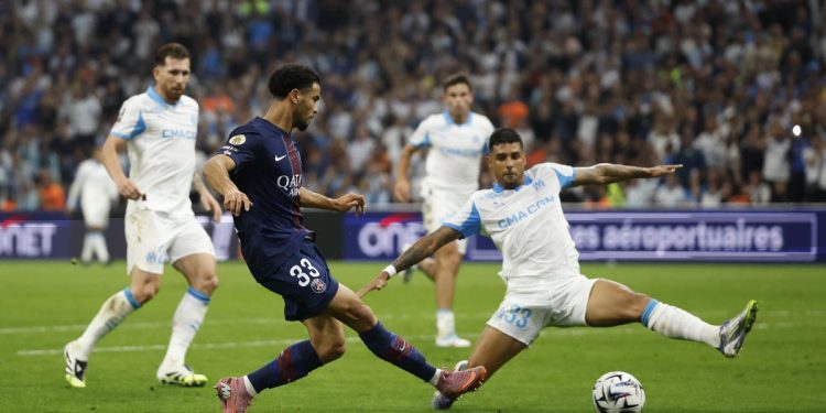 Emerson Palmieri del Marsiglia prova a fermare Zaire-Emery del PSG (Foto Ansa)