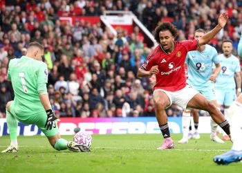 Zirzkee prova a battere Dubravka in Manchester United-Burnley (Foto Ansa)