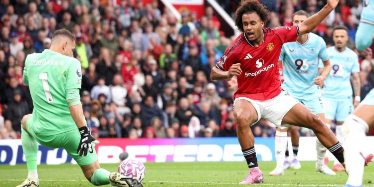 Zirzkee prova a battere Dubravka in Manchester United-Burnley (Foto Ansa)