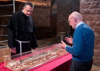 Padre Mauro Gambetti e il professor Nicolò Valentino Miani alla ricognizione delle spoglie di San Francesco d'Assisi nel 2015 (Foto: Mauro Berti - sito sanfrancescopatronoditalia.it)