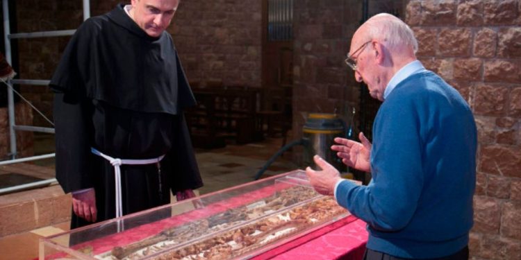 Padre Mauro Gambetti e il professor Nicolò Valentino Miani alla ricognizione delle spoglie di San Francesco d'Assisi nel 2015 (Foto: Mauro Berti - sito sanfrancescopatronoditalia.it)