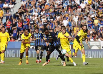 Nzola del Pisa lotta con Valentini dell'Hellas Verona (Foto Ansa)