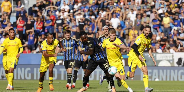 Nzola del Pisa lotta con Valentini dell'Hellas Verona (Foto Ansa)