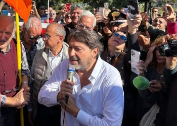 Sigfrido Ranucci risponde ad una manifestazione di solidarietà dopo l'attentato (Ansa)