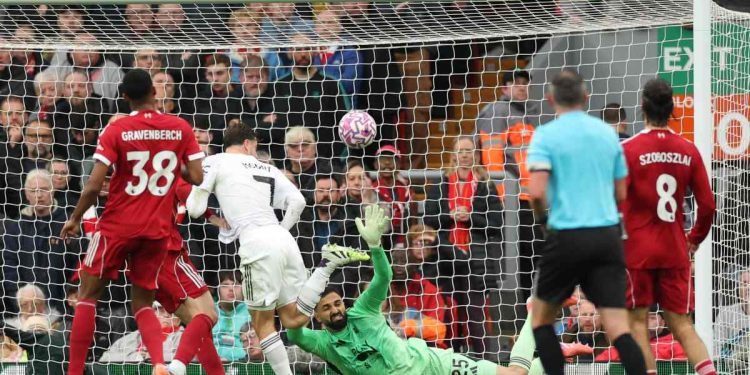 Mamardashvili salva su Mount in Liverpool-Man United (Foto Ansa)