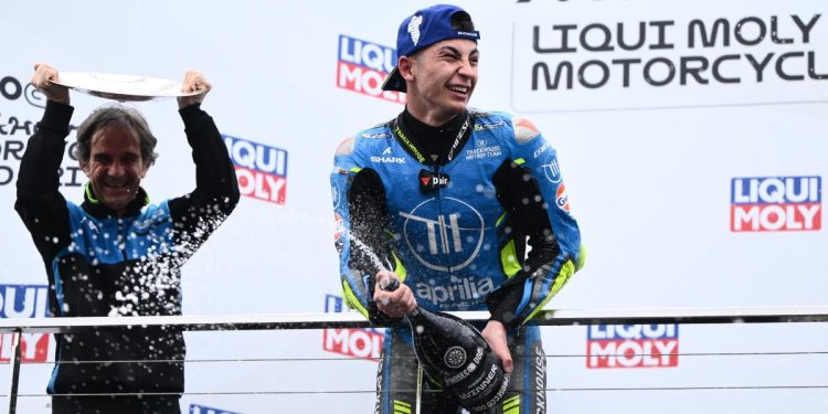 Raul Fernandez festeggia la vittoria nel Gp Australia MotoGp (Foto ANSA)