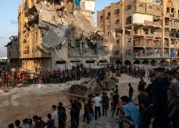Gaza, Khan Yunis. Palestinesi assistono alle operazioni di ricerca degli ostaggi israeliani morti (Ansa)