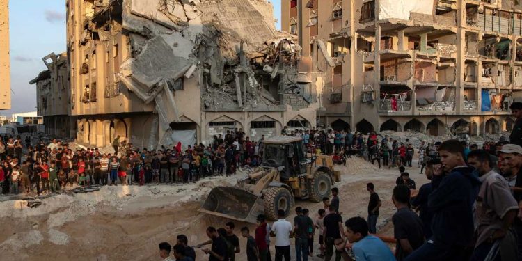 Gaza, Khan Yunis. Palestinesi assistono alle operazioni di ricerca degli ostaggi israeliani morti (Ansa)