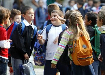 Bambini pronti ad entrare a scuola (Ansa)