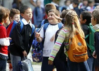 Bambini pronti ad entrare a scuola (Ansa)