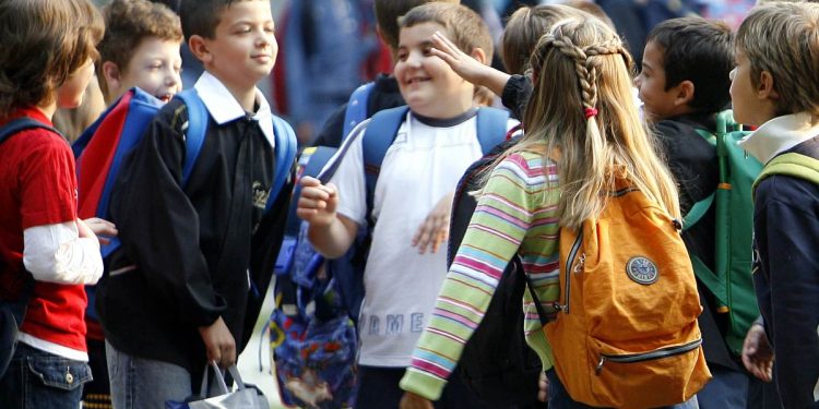 Bambini pronti ad entrare a scuola (Ansa)