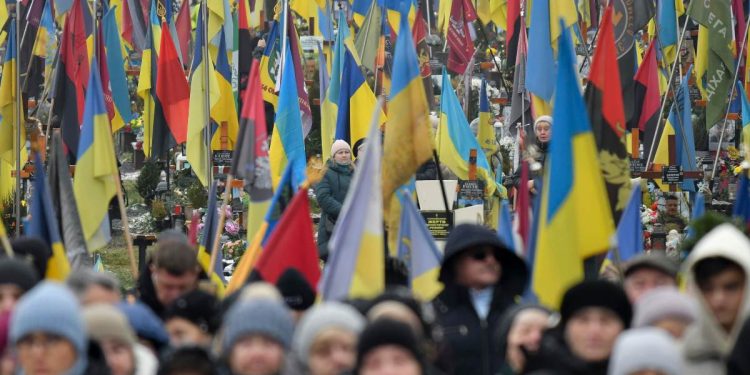 Preghiera di commemorazione dei caduti a Leopoli, Ucraina, 28 dicembre 2024 (Ansa)