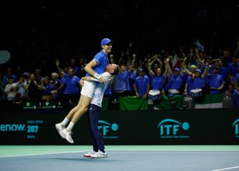Jannik Sinner e Filippo Volandri festeggiano la vittoria dell'Italia in Coppa Davis (Foto ANSA)