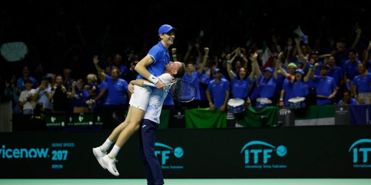 Jannik Sinner e Filippo Volandri festeggiano la vittoria dell'Italia in Coppa Davis (Foto ANSA)