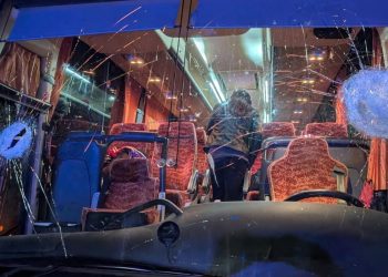 Il bus dei tifosi del Pistoia basket dopo l'assalto (Foto: ANSA/Facebook.com-alessandrotomasiofficial)