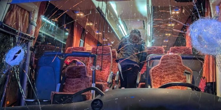 Il bus dei tifosi del Pistoia basket dopo l'assalto (Foto: ANSA/Facebook.com-alessandrotomasiofficial)