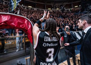 Carsen Edwards saluta i tifosi della Virtus Bologna (da facebook.com/virtusbologna)