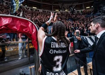 Carsen Edwards saluta i tifosi della Virtus Bologna (da facebook.com/virtusbologna)