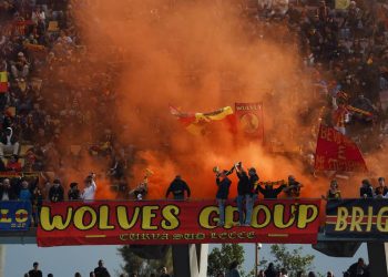 La curva del Lecce al Via del Mare (Foto ANSA)