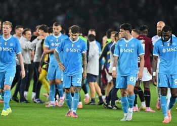 Il Napoli esce dal campo dopo la sconfitta di Torino (Foto ANSA)