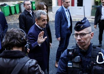 Nicolas Sarkozy appena prima di entrare in carcere in Francia (ANSA-EPA 2025)