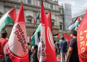 manifestazione pro-Pal davanti al Teatro alla Scala (Ansa)
