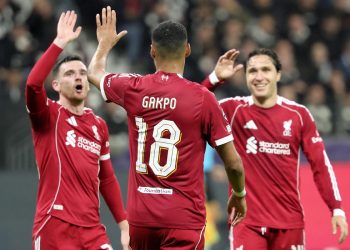 Gakpo del Liverpool congratulato dai comagni (Foto Ansa)