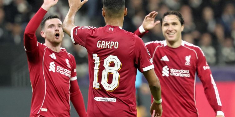 Gakpo del Liverpool congratulato dai comagni (Foto Ansa)