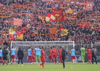 Il Lecce festeggia con i suoi tifosi (Foto ANSA)