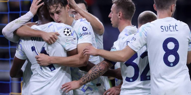 L'Inter festeggia il gol di Francesco Pio Esposito a Bruxelles (Foto ANSA)