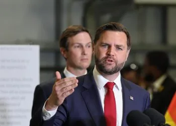 Il vicepresidente americano JD Vance in Israele. Dietro di lui, Jared Kushner (Ansa)