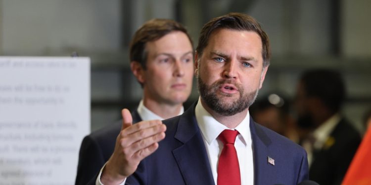 Il vicepresidente americano JD Vance in Israele. Dietro di lui, Jared Kushner (Ansa)