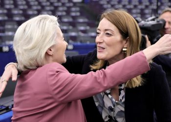 Ursula von der Leyen, presidente della Commissione Ue, e Roberta Metsola,  presidente dell'europarlamento (ANSA-EPA 2025)