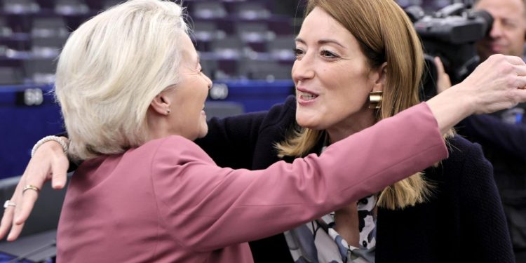 Ursula von der Leyen, presidente della Commissione Ue, e Roberta Metsola,  presidente dell'europarlamento (ANSA-EPA 2025)
