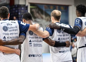 Il Banco di Sardegna Sassari in campo (da facebook.com/dinamosassariofficial)