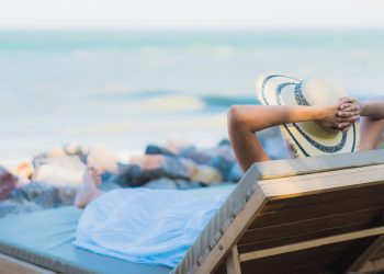 Donna sdraiata di fronte al mare
