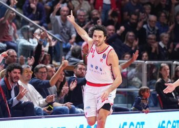 Michele Vitali esulta con la Una Hotels Reggio Emilia (da facebook.com/pallacanestroreggiana)