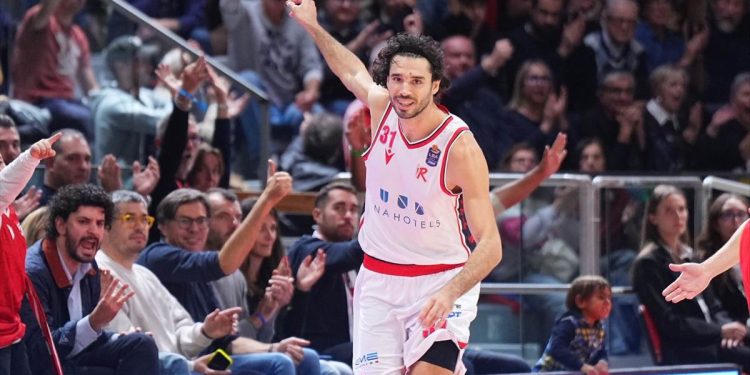 Michele Vitali esulta con la Una Hotels Reggio Emilia (da facebook.com/pallacanestroreggiana)