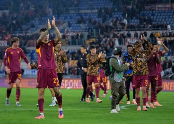 Il saluto dei giocatori della Roma ai propri tifosi (Foto Ansa)