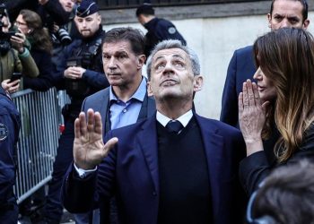 L'ex presidente francese Nicolas Sarkozy poco prima dell'ingresso in carcere (Ansa)