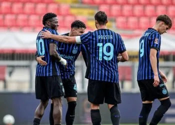 Kamate festeggiato dai compagni dell'Inter Under 23 (inter.it)