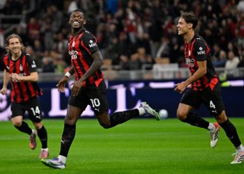 Rafael Leao festeggiato da Modric e Gabbia dopo un gol col Milan (Foto Ansa)