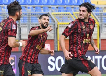 L'esultanza dei calciatori del Sorrento (fcsorrento.com)